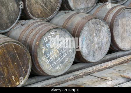 una botte di vino in legno e metallo usata come tavolo sul ponte di legno  del caffè. Terrazza con tavolo a botte. Un vecchio barile usato come mobili  Foto stock - Alamy