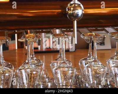 Macro di un distributore di birra con bicchieri in un bar Foto Stock