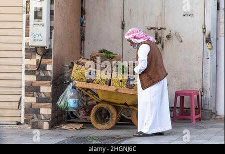 Taif, Arabia Saudita, 5th gennaio 2022: Vecchio al mercato di Taif che vende erbe Foto Stock