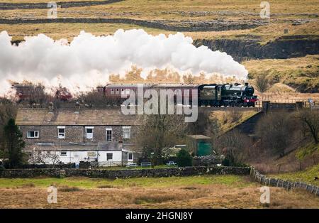 La Winter Cumbrian Mountain Express, la prima linea principale di treni a vapore della società del 2022, vicino a Ribblehead nel Parco Nazionale Yorkshire Dales. Data foto: Sabato 22 gennaio 2022. Foto Stock