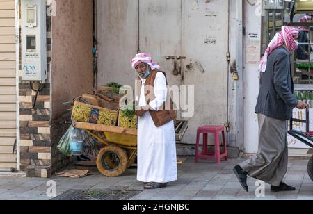 Taif, Arabia Saudita, 5th gennaio 2022: Vecchio al mercato di Taif che vende erbe Foto Stock