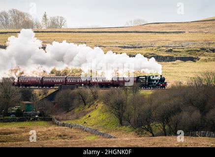 La Winter Cumbrian Mountain Express, la prima linea principale di treni a vapore della società del 2022, vicino a Ribblehead nel Parco Nazionale Yorkshire Dales. Data foto: Sabato 22 gennaio 2022. Foto Stock