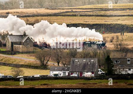 La Winter Cumbrian Mountain Express, la prima linea principale di treni a vapore della società del 2022, vicino a Ribblehead nel Parco Nazionale Yorkshire Dales. Data foto: Sabato 22 gennaio 2022. Foto Stock