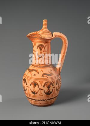 Terracotta oinoe ca. 700 a.C. Greco, Attico il collo e il corpo sono decorati con scudi. Sulla spalla, hounds corso una lepre.. Terracotta oinoe (caraffa). Greco, Attico. Ca. 700 A.C. Terracotta. Geometrico. Vasi Foto Stock