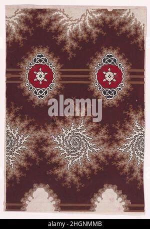Disegno tessile con Garland orizzontali alternate di rami con Swirls astratto e Rosette affiancate da foglie stilizzate e incorniciate da un motivo ornamentale interlacciato 1840 Anonimo, alsaziano, foglio di carta rettangolare del 19th secolo con disegno tessile di un gruppo, datato 1840, fabbricato a Mulhouse, Alsazia, Che è stato un importante centro di produzione tessile del XIX secolo nella regione francese dell'Alto Reno. Il disegno è composto da garland orizzontali alternate di rami di colore marrone chiaro con offset di marrone chiaro con vortici astratti di colore bianco con contorni neri e marroni e roset Foto Stock