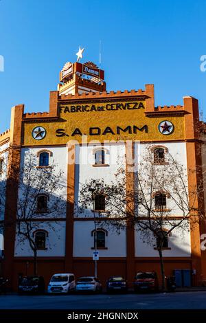 Facciata della birreria Estrella Damm (Fabrica de Cerveza in spagnolo) a el Eixample a Barcellona, Catalogna, Spagna, Europa Foto Stock