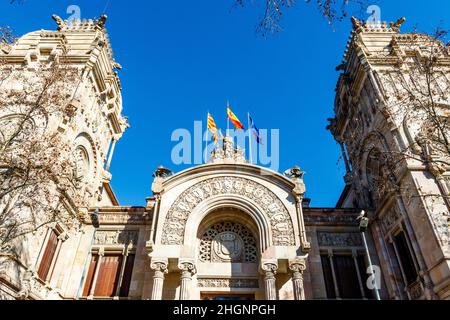 Facciata della Corte superiore di giustizia della Catalogna (Tribunal Superior de Justicia de Cataluña) a Barcellona, Catalogna, Spagna Foto Stock