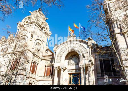 Facciata della Corte superiore di giustizia della Catalogna (Tribunal Superior de Justicia de Cataluña) a Barcellona, Catalogna, Spagna Foto Stock