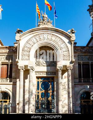 Facciata della Corte superiore di giustizia della Catalogna (Tribunal Superior de Justicia de Cataluña) a Barcellona, Catalogna, Spagna Foto Stock