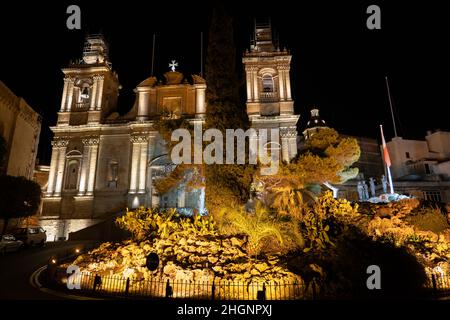 Chiesa di San Lorenzo illuminata di notte nella città di Birgu, Malta, architettura barocca del 17th secolo. Foto Stock