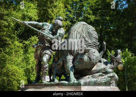 Old Germanic Buffalo Hunt, gruppo di sculture (Fritz Schaper, 1904) nel Tiergarten di Berlino, Germania. Foto Stock