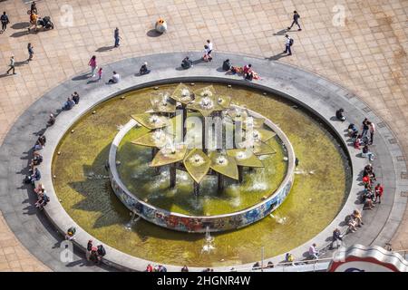 Berlino, Germania, gente sulla piazza Alexanderplatz con Fontana dell'amicizia Internazionale, vista aerea. Foto Stock