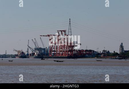 Yangon, Myanmar. 22nd Jan 2022. Foto scattata il 22 gennaio 2022 mostra il porto industriale di Myanmar a Yangon, Myanmar. Il commercio estero del Myanmar ha raggiunto oltre 8,2 miliardi di dollari USA a partire dal gennaio 14 nel periodo di bilancio intermedio di sei mesi che ha iniziato nel mese di ottobre dello scorso anno, secondo le cifre rilasciate dal Ministero del Commercio il Venerdì. Credit: U Aung/Xinhua/Alamy Live News Foto Stock