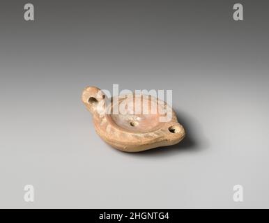 Lampada ad olio in terracotta 2nd secolo d.C. Loeschcke romano tipo 8. Realizzato in stampo, con manico ad anello. Disco concavo piatto poco profondo; un singolo foro di riempimento al centro e una scanalatura e un cerchio sollevato intorno al bordo. Spalla leggermente inclinata, con disegno di foglie impressionato. Anello di base incisa, e base irregolare.intatto. Lampada ad olio di terracotta. Romana. 2nd secolo d.C.. Terracotta. Imperiale medio. Terracotte Foto Stock