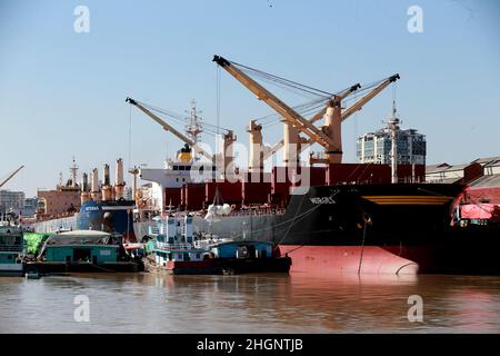 Yangon, Myanmar. 22nd Jan 2022. Foto scattata il 22 gennaio 2022 mostra il porto di Pansodan a Yangon, Myanmar. Il commercio estero del Myanmar ha raggiunto oltre 8,2 miliardi di dollari USA a partire dal gennaio 14 nel periodo di bilancio intermedio di sei mesi che ha iniziato nel mese di ottobre dello scorso anno, secondo le cifre rilasciate dal Ministero del Commercio il Venerdì. Credit: U Aung/Xinhua/Alamy Live News Foto Stock