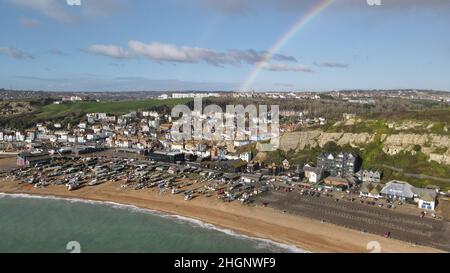 Rainbow sopra Hastings città di mare e spiaggia Kent costa d'Inghilterra drone vista aerea Foto Stock