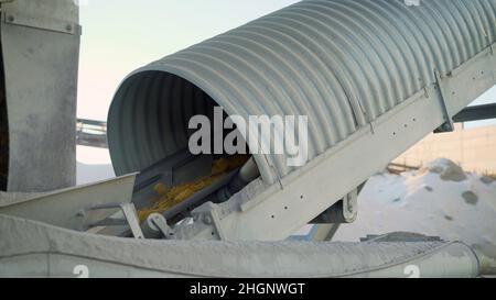 Approvvigionamento di sabbia a pianta concreta. Impianto di calcestruzzo per cantiere. Fornitura di sabbia all'aperto, in inverno, per la produzione di calcestruzzo. Miscela calcestruzzo p Foto Stock