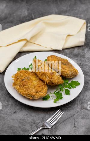 Turco tradizionale cibo kadinbudu kofte (palla di carne) riso e falafel di carne. Specialità della cucina mediterranea tradizionale Foto Stock