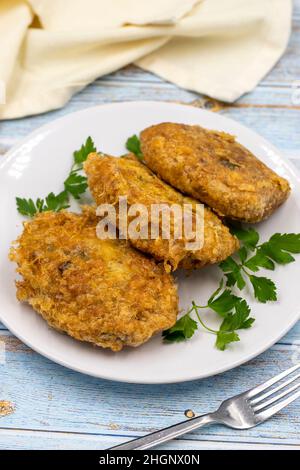 Turco tradizionale cibo kadinbudu kofte (palla di carne) riso e falafel di carne. Specialità della cucina mediterranea tradizionale Foto Stock