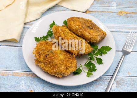 Turco tradizionale cibo kadinbudu kofte (palla di carne) riso e falafel di carne. Specialità della cucina mediterranea tradizionale Foto Stock