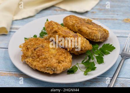 Turco tradizionale cibo kadinbudu kofte (palla di carne) riso e falafel di carne. Specialità della cucina mediterranea tradizionale Foto Stock