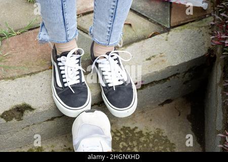 primo piano di un paio di scarpe Foto Stock