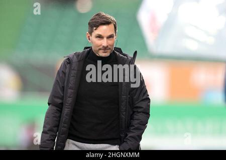 Furth, Germania. 22nd Jan 2022. 22 gennaio 2022, Baviera, Fürth: Calcio: Bundesliga, SpVgg Greuther Fürth - FSV Mainz 05, Matchday 20, presso lo Sportpark Ronhof Thomas Sommer. Il coach Stefan Leitl Fürth in campo prima dell'inizio della partita. Foto: Daniel Karmann/dpa - NOTA IMPORTANTE: In conformità con i requisiti della DFL Deutsche Fußball Liga e della DFB Deutscher Fußball-Bund, è vietato utilizzare o utilizzare fotografie scattate nello stadio e/o della partita sotto forma di sequenze di immagini e/o serie di foto video-simili. Credit: dpa Picture Alliance/Alamy Live News Foto Stock