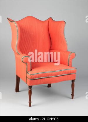 Easy Chair 1810–15 American anche se le Easy Chair sono state ampiamente prodotte nel diciottesimo secolo, solo pochi esempi dall'inizio del diciannovesimo secolo sopravvivono. Il disegno di questa sedia si basa su un disegno apparso nella “Cabinet-Maker and Upholsterer’s Guide” di George Hepplebebianco (Londra, 1788). La sostituzione delle gambe anteriori tornite per le gambe quadrate, rastremate specificate da Hepplebebianco implica che la sedia non è stata prodotta fino al 1810–15, quando le gambe arrotondate sono diventate più alla moda. Poltroncina 3480 Foto Stock