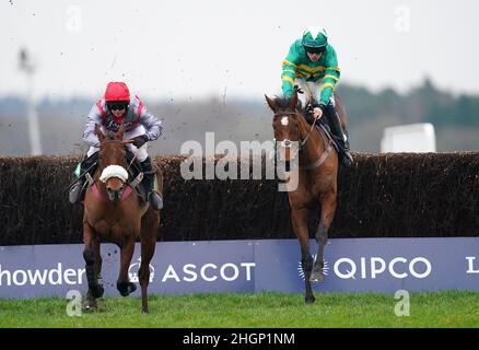 Phoenix Way (a destra) guidato da Kevin Brogan prima di andare a vincere bet365 handicap Chase durante SBK Clarence House Chase Raceday all'Ascot Racecourse, Berkshire. Data foto: Sabato 22 gennaio 2022. Foto Stock