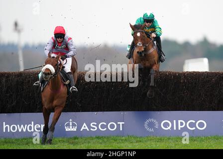 Phoenix Way (a destra) guidato da Kevin Brogan prima di andare a vincere bet365 handicap Chase durante SBK Clarence House Chase Raceday all'Ascot Racecourse, Berkshire. Data foto: Sabato 22 gennaio 2022. Foto Stock