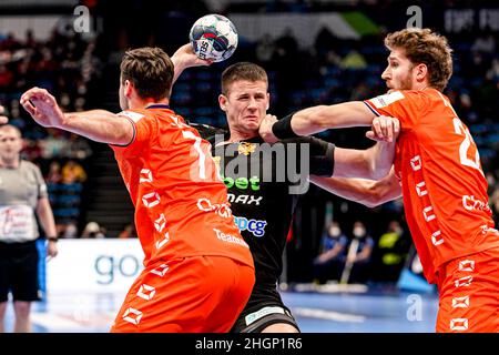 BUDAPEST, UNGHERIA - GENNAIO 22: Dani Baijens dei Paesi Bassi, Radojica Cepic del Montenegro, Jasper Adams dei Paesi Bassi durante l'EHF maschile Euro 2022 Main Round Group incontro tra Montenegro e Paesi Bassi al MVM Dome il 22 gennaio 2022 a Budapest, Ungheria (Foto di Henk Seppen/Orange Pictures) Foto Stock