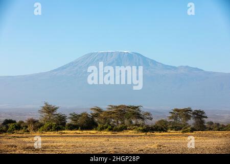 KENYA - 16 AGOSTO 2018: Monte Kilimanjaro nel Parco Nazionale di Amboseli Foto Stock