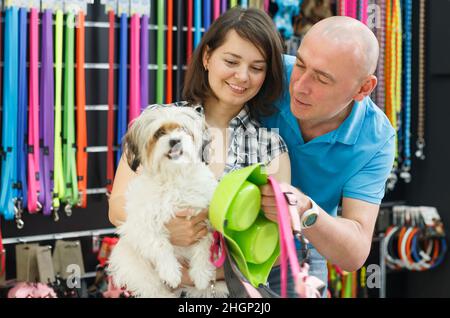 clienti con cane in cerca di ciotola e colletto Foto Stock