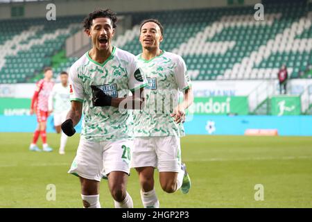 22 gennaio 2022, Baviera, Fürth: Calcio: Bundesliga, SpVgg Greuther Fürth - FSV Mainz 05, Matchday 20, presso lo Sportpark Ronhof Thomas Sommer. Jeremy Dudziak di Fürth (l) festeggia con il suo collega Jamie Leweling dopo aver segnato il gol 1:0. Foto: Daniel Karmann/dpa - NOTA IMPORTANTE: In conformità con i requisiti della DFL Deutsche Fußball Liga e della DFB Deutscher Fußball-Bund, è vietato utilizzare o utilizzare fotografie scattate nello stadio e/o della partita sotto forma di sequenze di immagini e/o serie di foto video-simili. Foto Stock