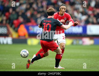 I Camps di Callum di Charlton Athletic (a destra) e Fleetwood Town combattono per la palla durante la partita della Sky Bet League One a The Valley, Londra. Data foto: Sabato 22 gennaio 2022. Foto Stock