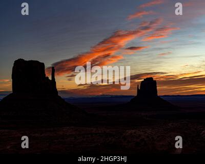 Spettacolare alba sul Mittens nella Monument Valley Foto Stock