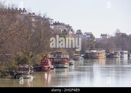 Manavgat, Turchia -20 gennaio 2022: Le barche per i viaggi turistici sono ormeggiate al canale d'acqua. Piccoli yacht sono legati al fiume in un piccolo turistico t Foto Stock
