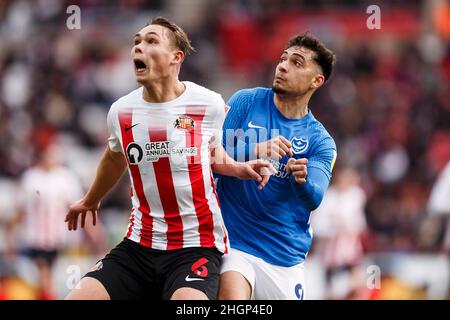 Sunderland, Regno Unito. 22nd Jan 2022. Callum Doyle di Sunderland e Tyler Walker di Portsmouth durante la partita della Sky Bet League uno tra Sunderland e Portsmouth allo Stadium of Light il 22nd 2022 gennaio a Sunderland, Inghilterra. (Foto di Daniel Chesterton/phcimages.com) Credit: PHC Images/Alamy Live News Foto Stock