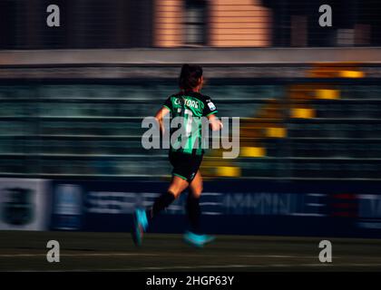 Sassuolo, Italia. 22nd Jan 2022. Sassuolo, Italia, Gennaio 22 2022 Cantore Sofia (11 Sassuolo Calcio Femminile) in azione durante la Serie un gioco Femminile tra Sassuolo ed Hellas Verona Donne allo Stadio Enzo Ricci di Sassuolo, Italia Michele Finessi/SPP Credit: SPP Sport Press Photo. /Alamy Live News Foto Stock
