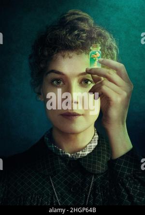 ROSAMUND PIKE in RADIOATTIVO (2019), diretto da MARJANE SATRAPI. Credit: StudioCanal / Working Title Films / Amazon Studios / Album Foto Stock