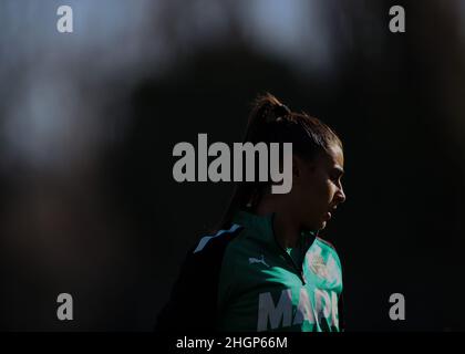 Sassuolo, Italia. 22nd Jan 2022. Sassuolo, Italia, Gennaio 22 2022 Orsi Benedetta (20 Sassuolo Calcio Femminile) in azione durante la Serie un gioco Femminile tra Sassuolo ed Hellas Verona Donne allo Stadio Enzo Ricci di Sassuolo, Italia Michele Finessi/SPP Credit: SPP Sport Press Photo. /Alamy Live News Foto Stock