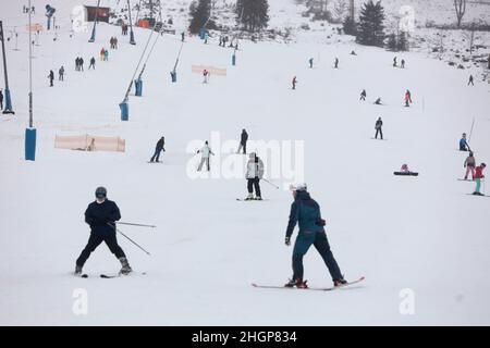 Braunlage, Germania. 22nd Jan 2022. Gli ospiti e i turisti di sport invernali sciano all'Hexenritt. La stazione sciistica del Wurmberg era molto affollata nonostante il tempo piovoso. Credit: dpa/dpa-Zentralbild/dpa/Alamy Live News Foto Stock