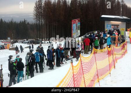 Braunlage, Germania. 22nd Jan 2022. Gli ospiti e i turisti che praticano sport invernali si alloggeranno presso l'impianto di risalita di Hexenritt. L'area sciistica di Wurmberg era molto affollata nonostante il tempo piovoso. Credit: dpa/dpa-Zentralbild/dpa/Alamy Live News Foto Stock