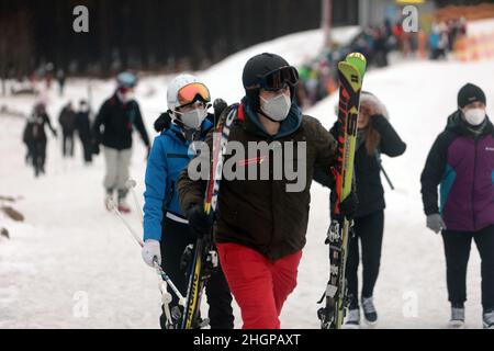 Braunlage, Germania. 22nd Jan 2022. Gli ospiti e i turisti di sport invernali sciano all'Hexenritt. La stazione sciistica del Wurmberg a Braunlage era molto affollata nonostante il tempo piovoso. Credit: dpa/dpa-Zentralbild/dpa/Alamy Live News Foto Stock