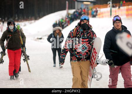 Braunlage, Germania. 22nd Jan 2022. Gli ospiti e i turisti di sport invernali sciano all'Hexenritt. La stazione sciistica del Wurmberg a Braunlage era molto affollata nonostante il tempo piovoso. Credit: dpa/dpa-Zentralbild/dpa/Alamy Live News Foto Stock