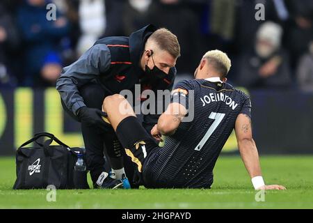 Leeds, Regno Unito. 22nd Jan 2022. Joelinton #7 del Newcastle United riceve il trattamento durante la Premier League fixture Leeds United vs Newcastle United a Elland Road, Leeds, UK, 22nd gennaio 2022 a Leeds, Regno Unito il 1/22/2022. (Foto di Mark Cosgrove/News Images/Sipa USA) Credit: Sipa USA/Alamy Live News Foto Stock