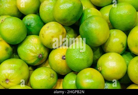 Vista ravvicinata dei limi organici nel cesto. Foto Stock