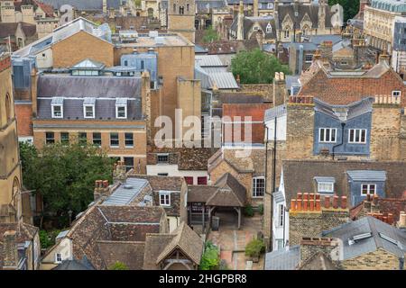 Vista sul tetto di Cambridge, Inghilterra, vista dalla torre della Grande Chiesa di Santa Maria. Foto Stock