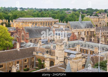 Vista sul tetto di Cambridge, Inghilterra, verso la Wren Library, vista dalla torre della Grande Chiesa di Santa Maria. Foto Stock