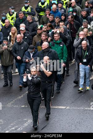 I membri della West of Scotland Band Alliance hanno una marcia Bloody Sunday per la giustizia attraverso il centro di Glasgow. La marcia è stata presa per celebrare il 50th anniversario della Bloody Sunday, dove i soldati britannici hanno sparato 28 civili disarmati durante una marcia di protesta contro l'internamento a Londonderry nel 1972. Data foto: Sabato 22 gennaio 2022. Foto Stock